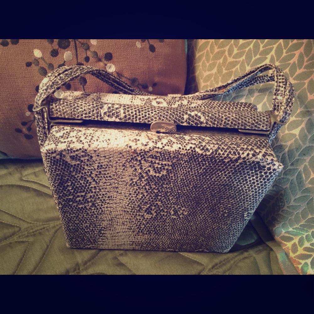 Lots of vintage purses